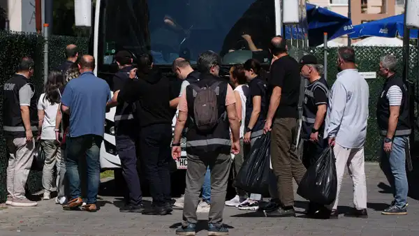 Ege Üniversitesi'ne operasyon: 16 şirkete ait 150 araç ve 49 taşınmaza el konuldu