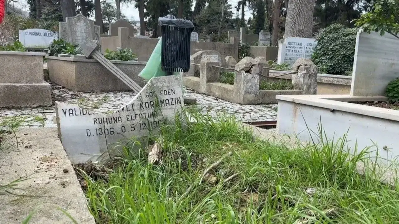 Sarıyer’de fırtınada devrilen ağaçlar mezarlara zarar verdi