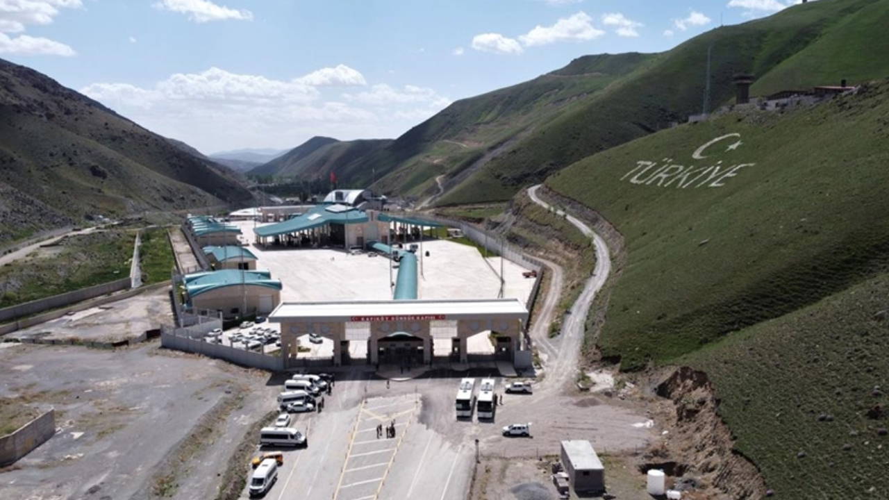 Türkiye-İran sınırındaki gümrük kapılarında günübirlik yolcu geçişleri durduruldu