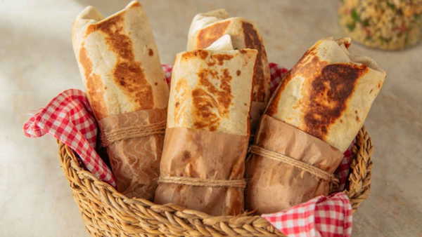 Dışarıdakileri unutturacak ziyafet: Ev yapımı tavuk döner tarifi...