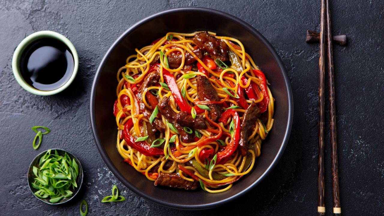 Japon mutfağının pratik noodle yemeği: MasterChef yakisoba sebzeli tarifi