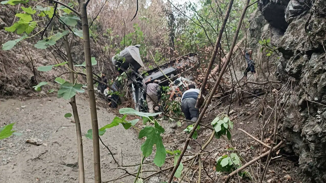Hatay'da toprak kayması sonucu uçuruma yuvarlanan kepçenin operatörü yaşamını yitirdi