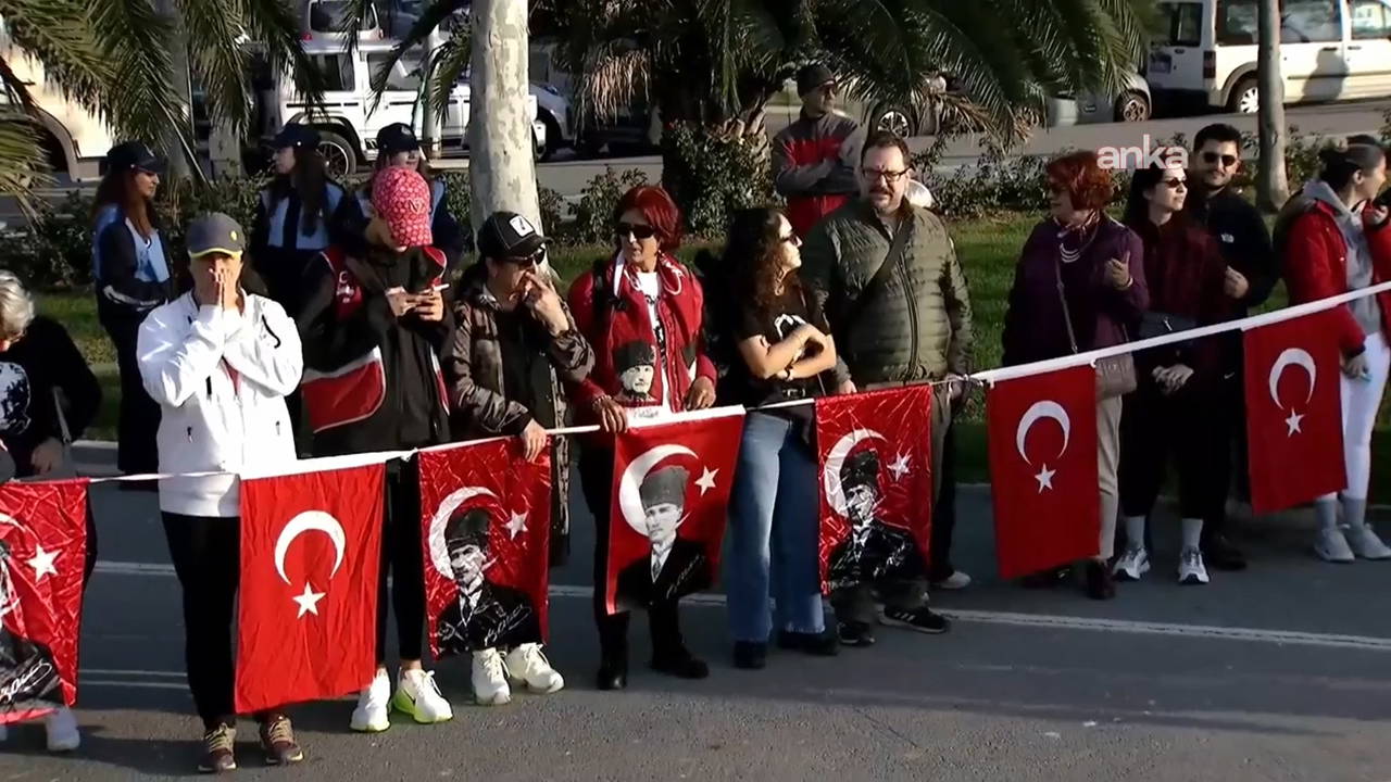 Kadıköy’de Ata'ya saygı zinciri