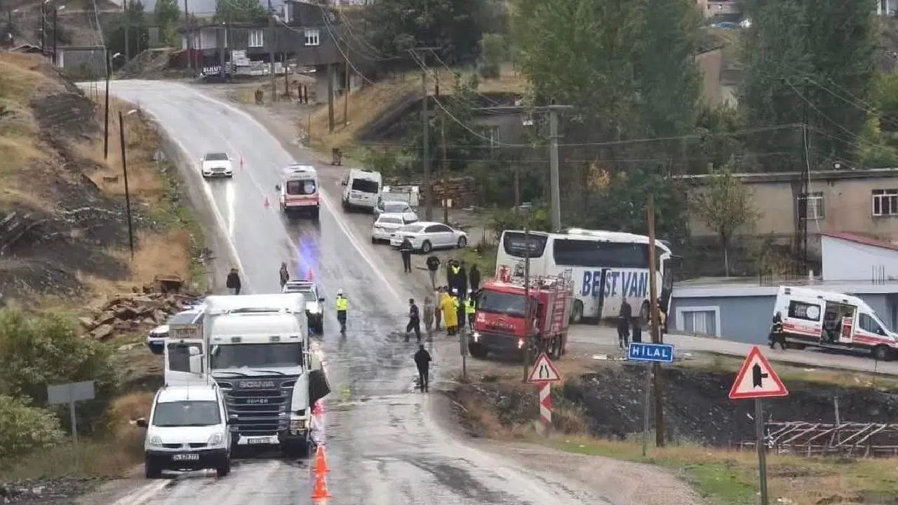 Şırnak’ta feci kaza: Otobüs şoförü hayatını kaybetti, 14 yaralı!