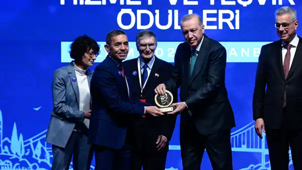 Ödülü Erdoğan verdi: Aziz Sancar Bilim Ödülü Özlem Türeci ve Uğur Şahin'in