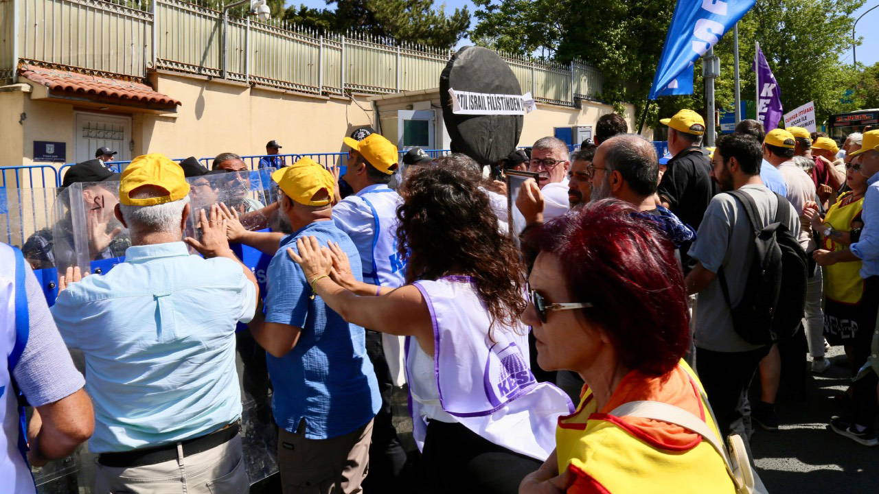 KESK'ten İsrail Büyükelçiliği konutu önüne siyah çelenk: 'Yüksek perdeden göstermelik çıkışlar yapan AKP iktidarıysa İsrail’le ticaretini sürdürüyor'