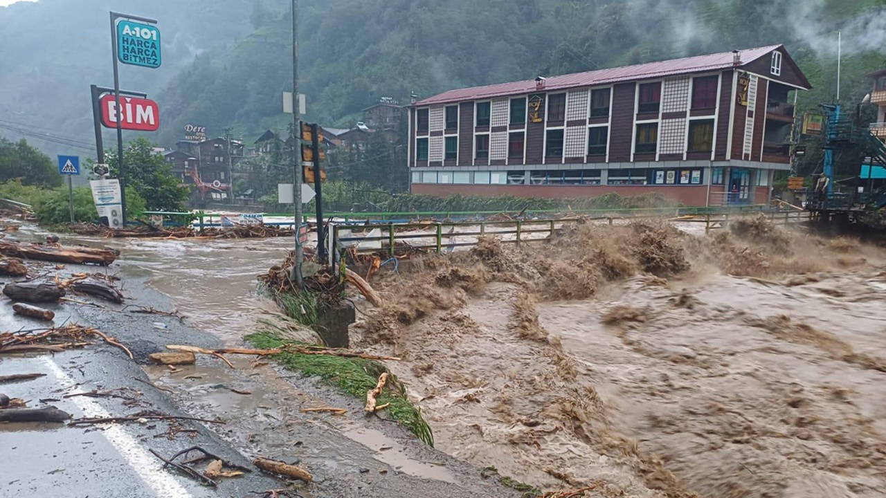 Rize'de sel: Yollar kapandı, yurttaşlar mahsur kaldı