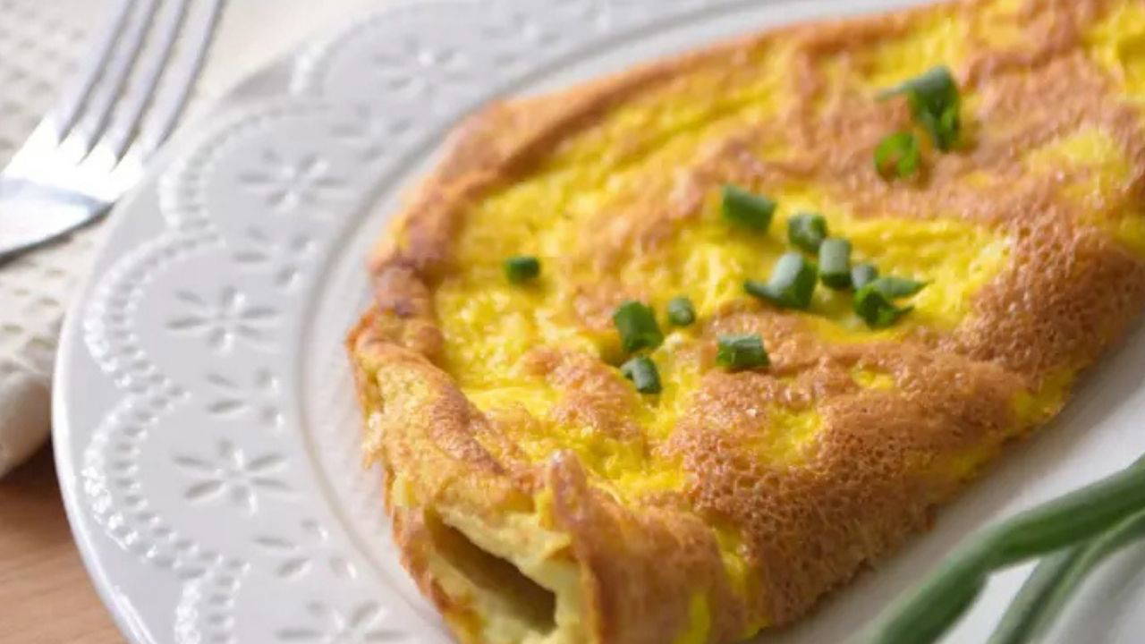 Kahvaltı sofralarının doyurucu lezzeti: Patatesli omlet tarifi
