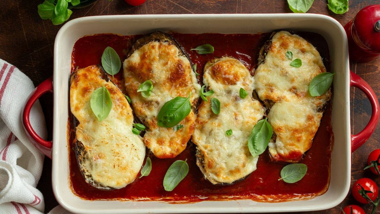  Klasik lezzete peynirli dokunuş: Kaşarlı karnıyarık tarifi