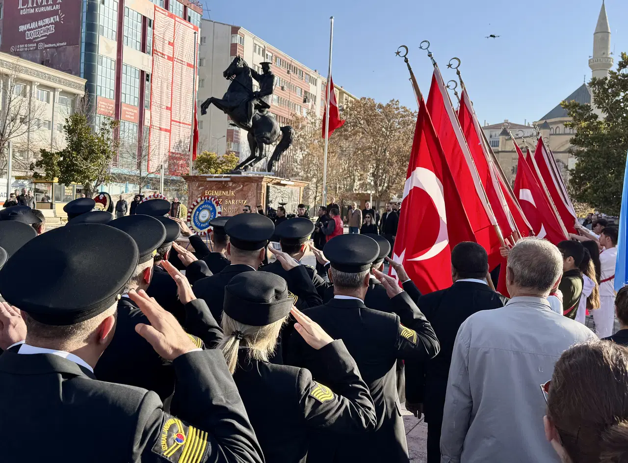81 ilde saat 9'u 5 geçe hayat durdu... Sonsuz minnet, sonsuz sevgi: Türkiye Ata'sını özlemle andı