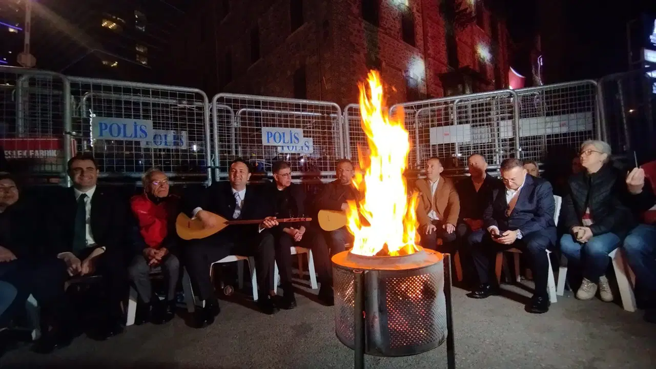Meslek Fabrikası direnişinde 4.gün… CHP Ankara Milletvekili Akdoğan’dan direnişe türkülü destek
