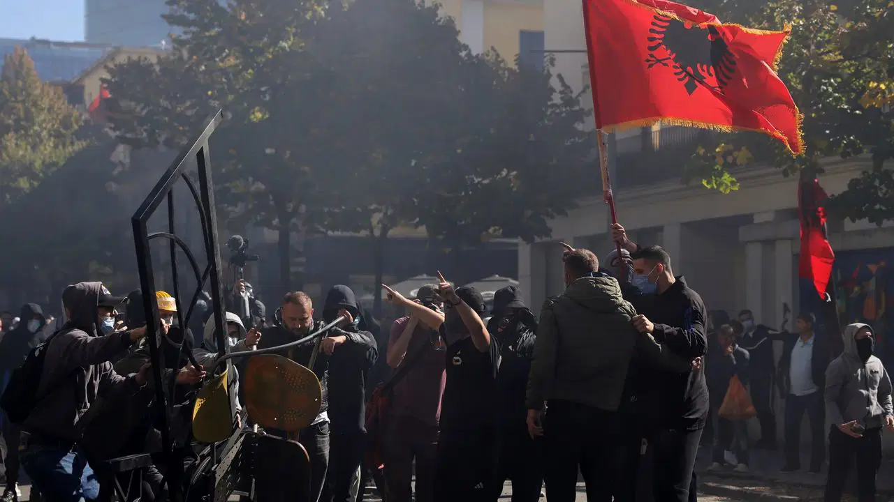 Arnavutluk'ta öğrenciler ayaklandı: Polisle çatışmalar çıktı, hükümet binaları ateşe verildi