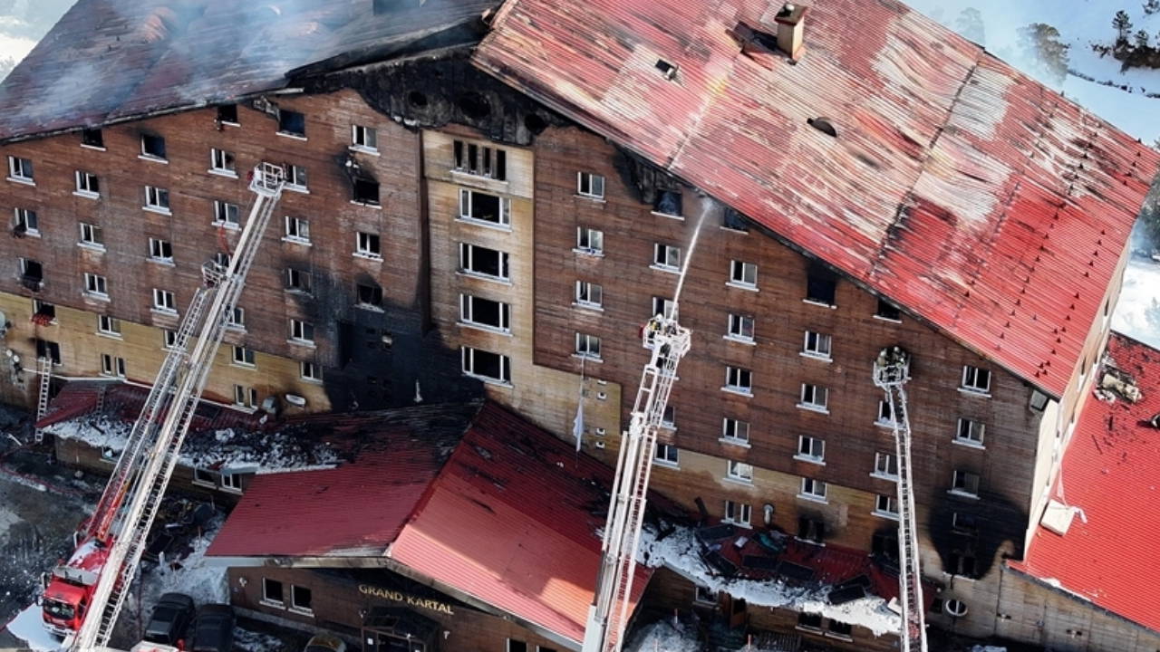Kartalkaya yangını davası… Otel sahibinin eşi ve kızları hakkında suç vasfının değişmesi talebine itiraz: “Yangın sırasında kapıları çaldılar mı da hafifletici neden oldu”
