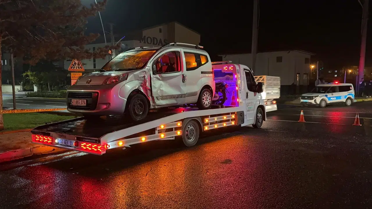 Hafif ticari araç ile motosiklet çarpıştı: 2 ölü, 1 yaralı