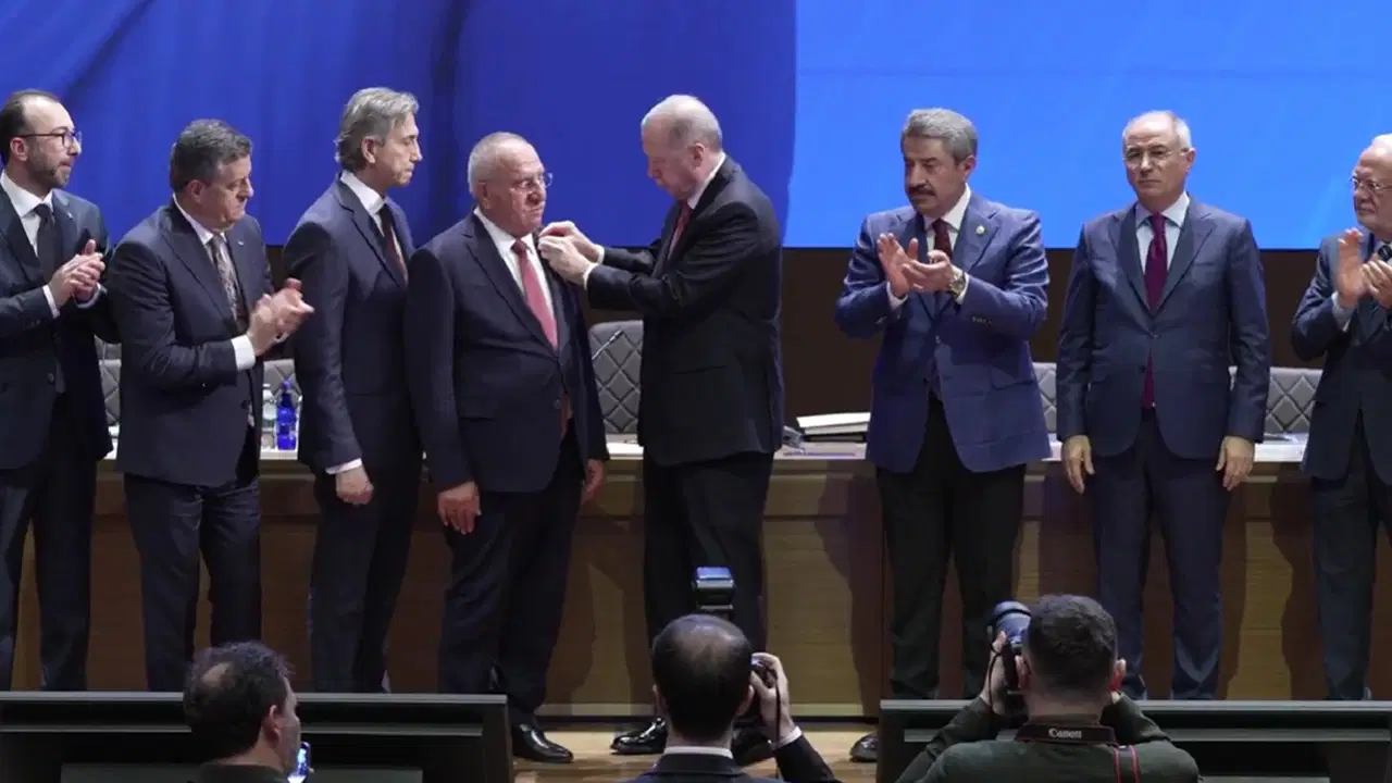 Erdoğan, AKP’ye katılan 4 belediye başkanına rozet taktı