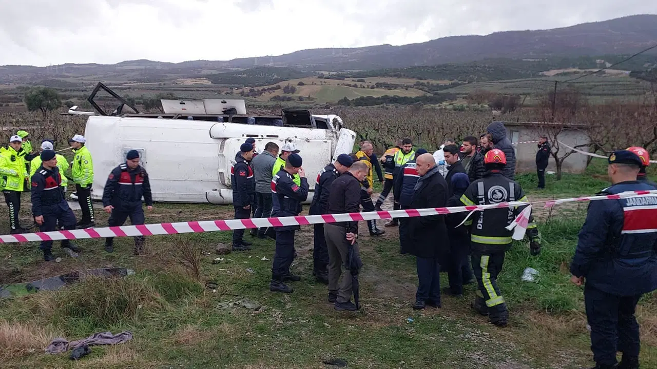 Denizli'de midibüs şarampole devrildi: Çok sayıda yarlı var