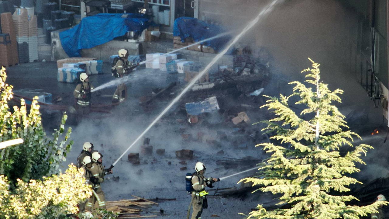 İstanbul Valisi açıkladı: İSTOÇ'taki yangında 17 işyeri zarar gördü