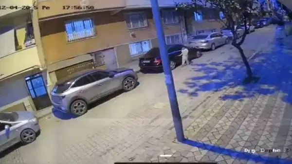 Sultangazi’de bir çocuk park halindeki araçlara zarar verdi