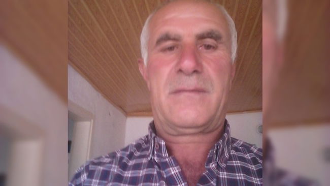 Vücuduna tutunan keneyi çıkardı