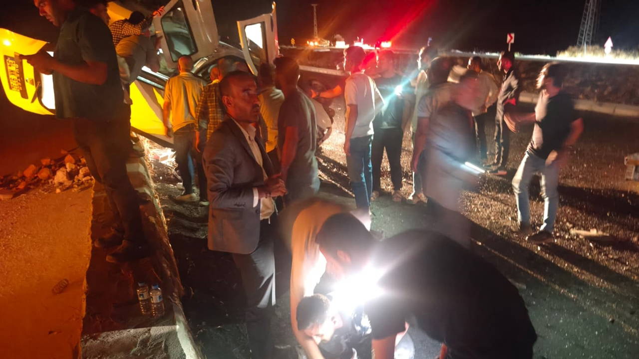 Şanlıurfa'da hafif ticari araçlar çarpıştı: 1 ölü, çok sayıda yaralı!