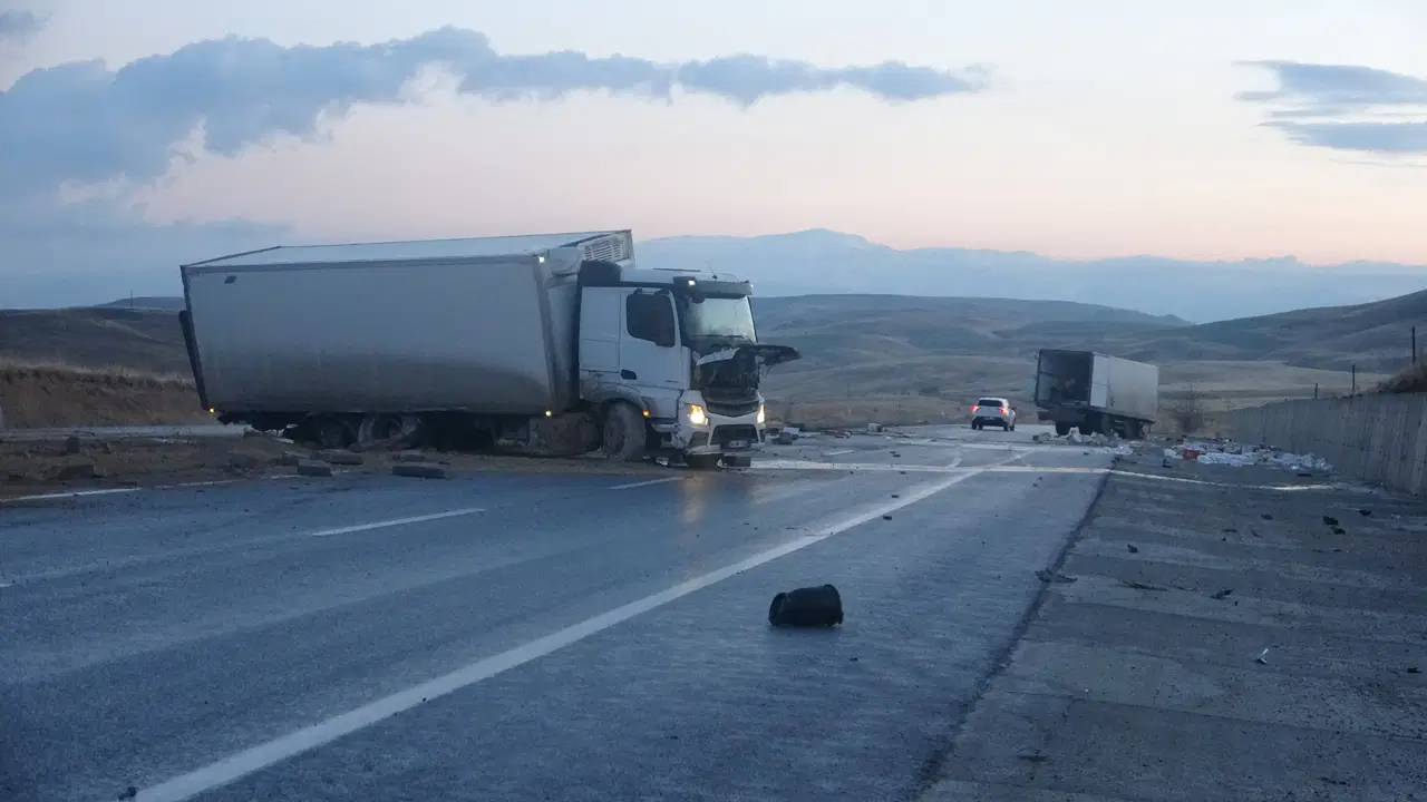 Van'da 6 araçlı zincirleme kaza: Yaralılar var!