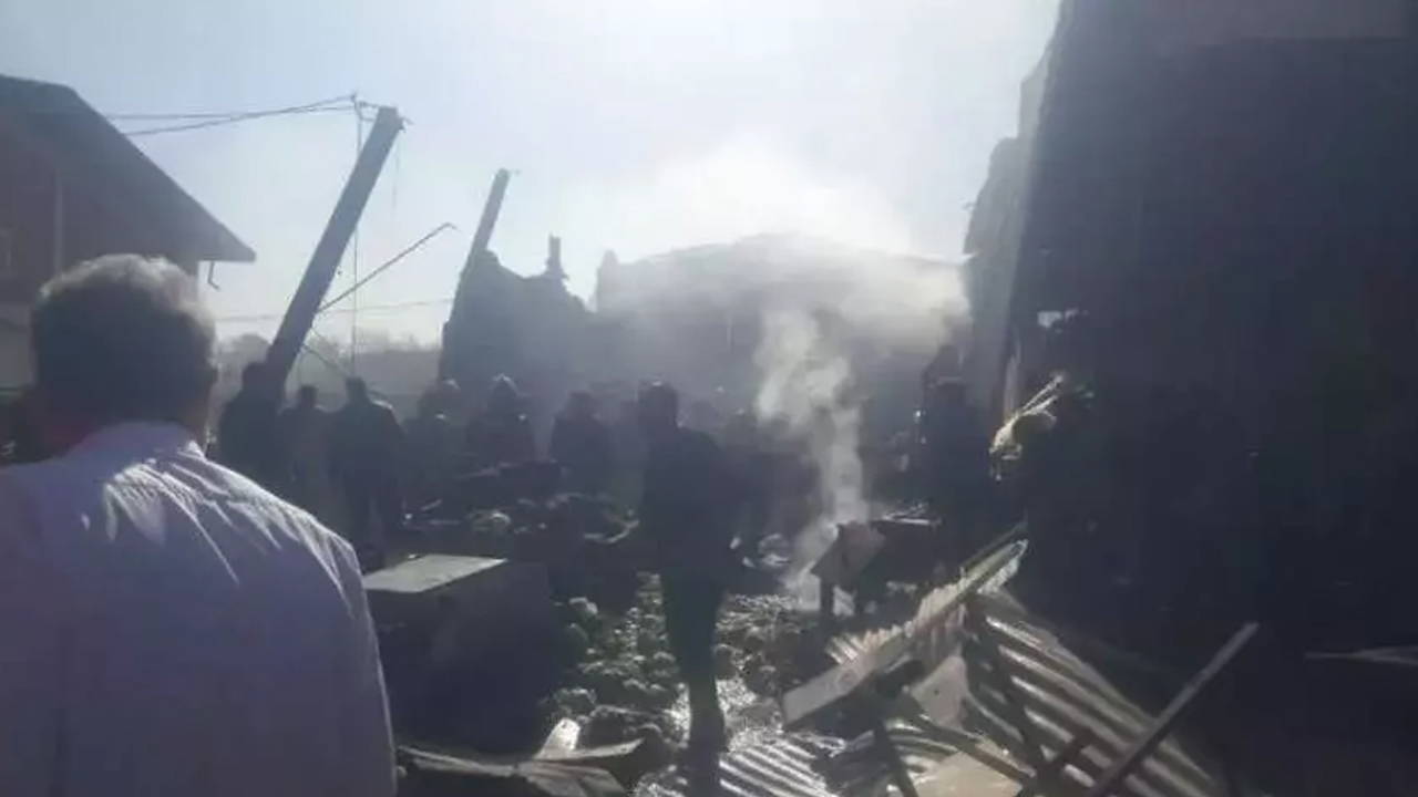 İran’da helikopter pazar yerine düştü