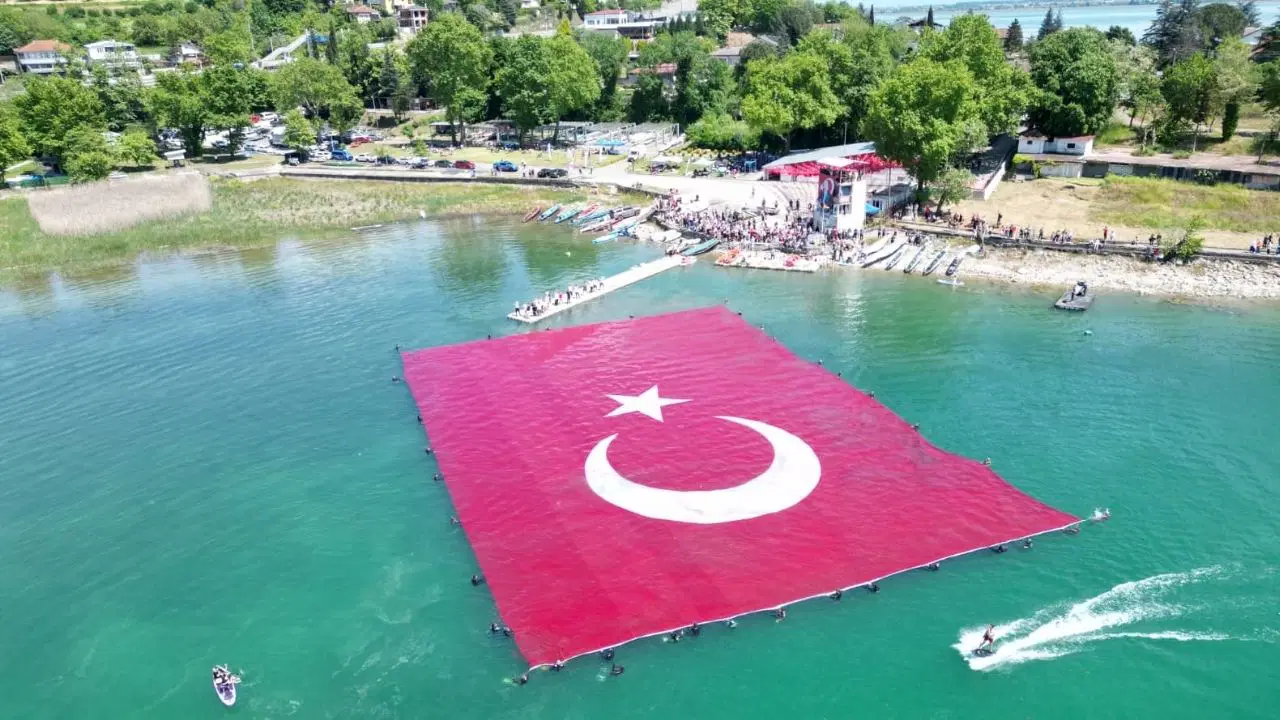 Sapanca Gölü'nde 19 Mayıs'ta, 1923 metrekarelik Türk bayrağı açıldı