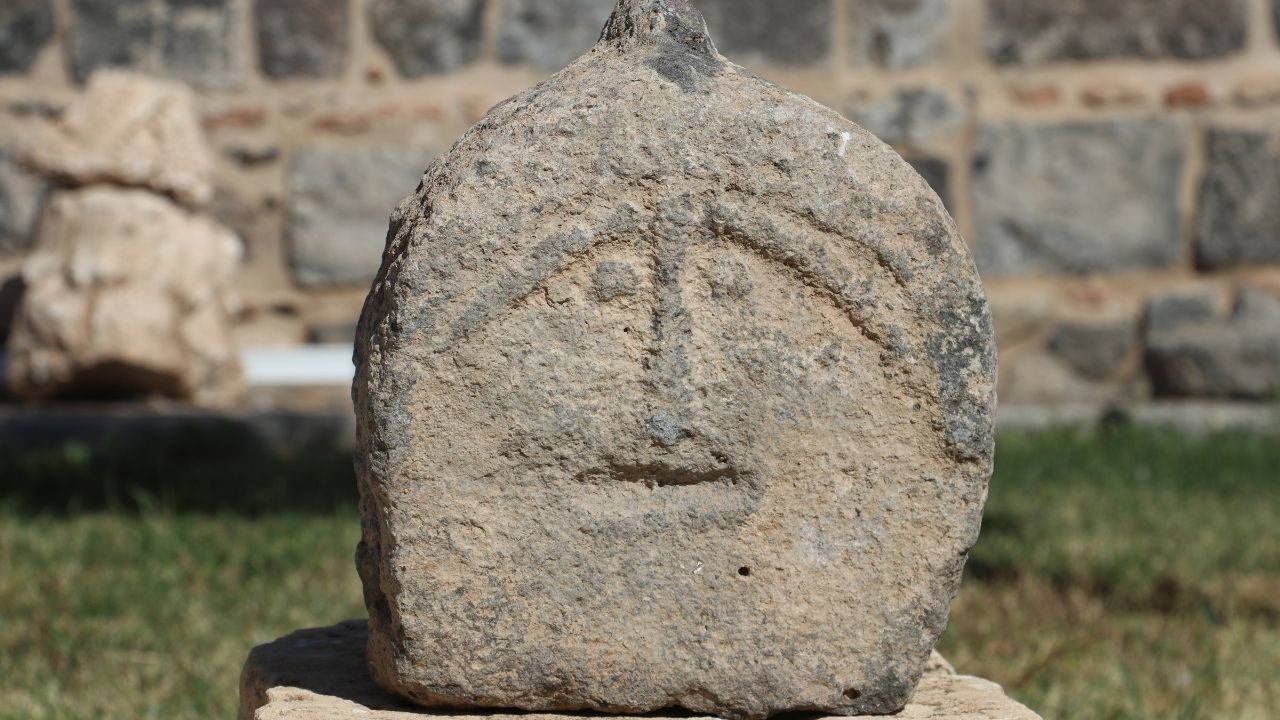 Diyarbakır’da ‘Emojili asker mezar taşı’ sergilenmeye başlandı