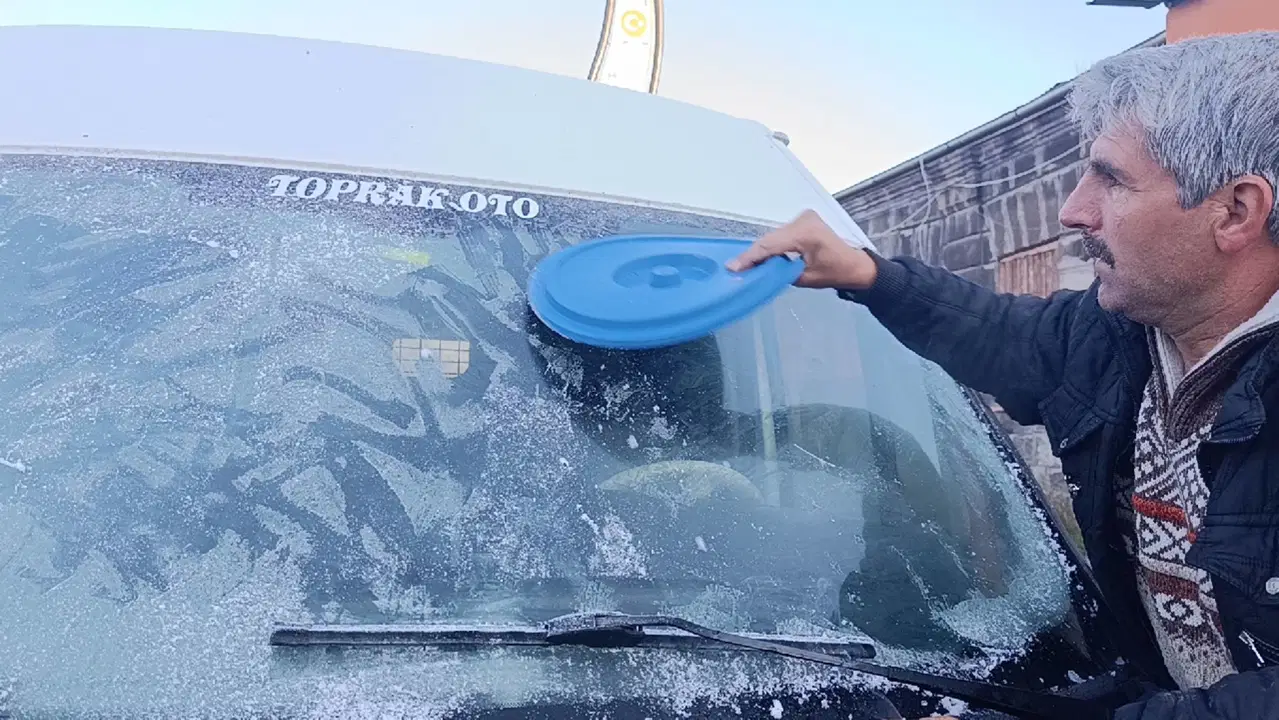 Kars’ta kışın soğuk yüzü kendini gösterdi: Termometreler eksi 6’yı gördü, araçlar buz kesti!
