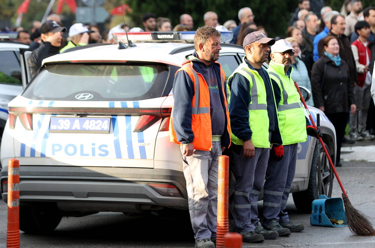81 ilde saat 9'u 5 geçe hayat durdu... Sonsuz minnet, sonsuz sevgi: Türkiye Ata'sını özlemle andı