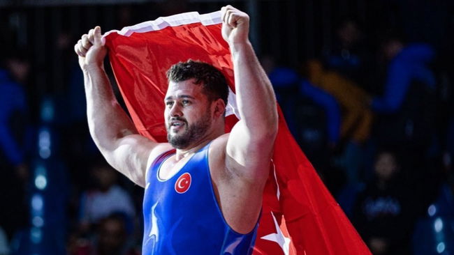 Milli güreşçiden tarihi rekor...