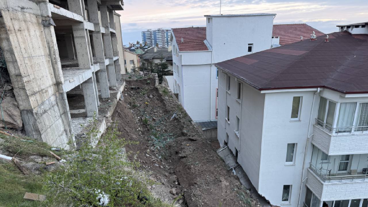 Nevşehir'de istinat duvarı çöktü: 3 katlı apartman ile anaokulu tahliye edildi