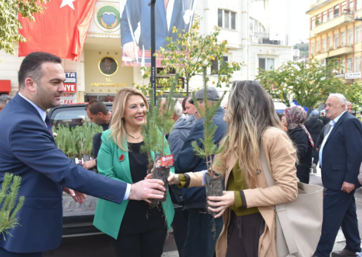 Görele Belediyesi ‘Şimdi Fidan, Yarın Orman’ projesi kapsamında yurttaşlara 3 bin fidan dağıttı