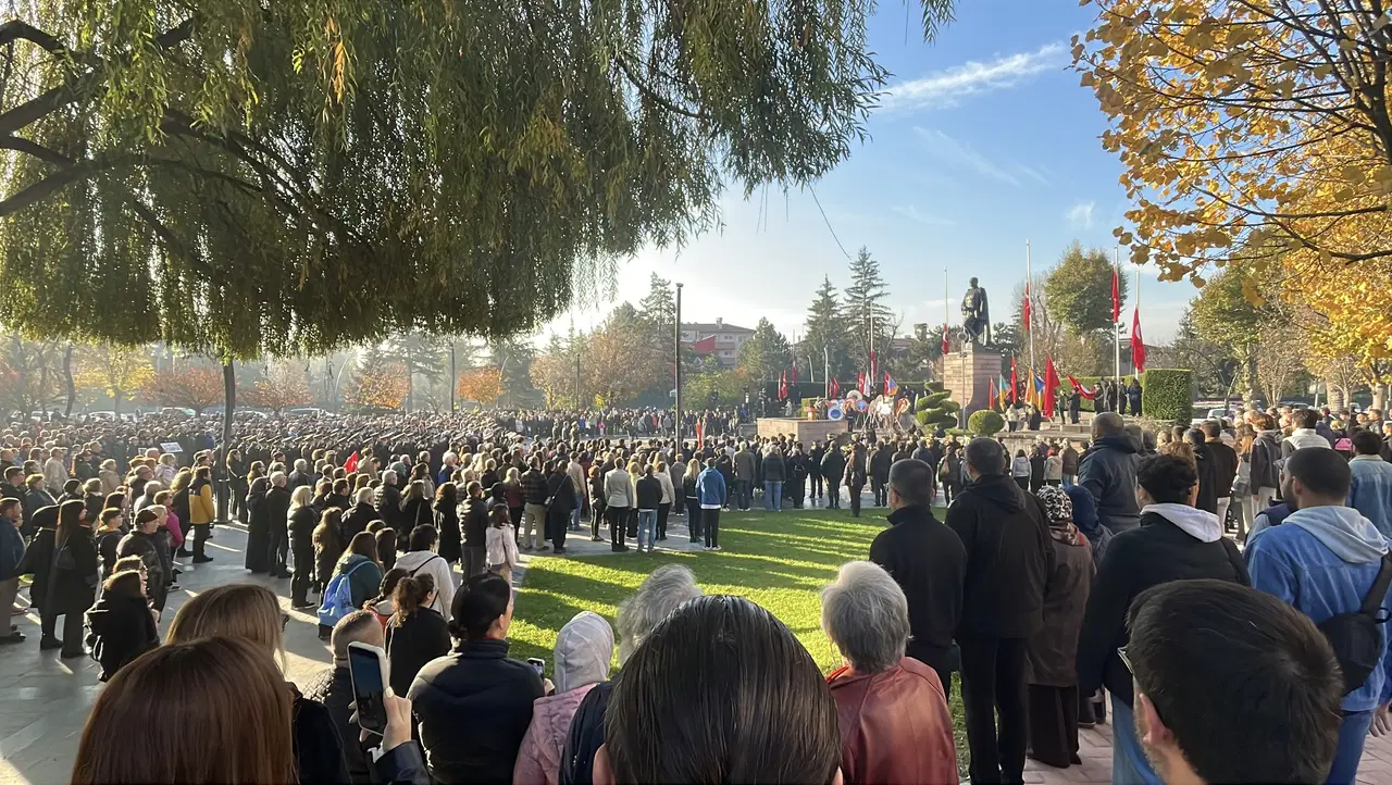 81 ilde saat 9'u 5 geçe hayat durdu... Sonsuz minnet, sonsuz sevgi: Türkiye Ata'sını özlemle andı
