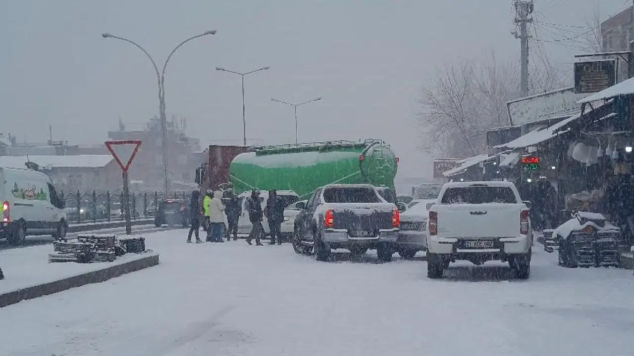Diyarbakır'da 'kar yağışı' etkisi: 5 araç bir birine girdi