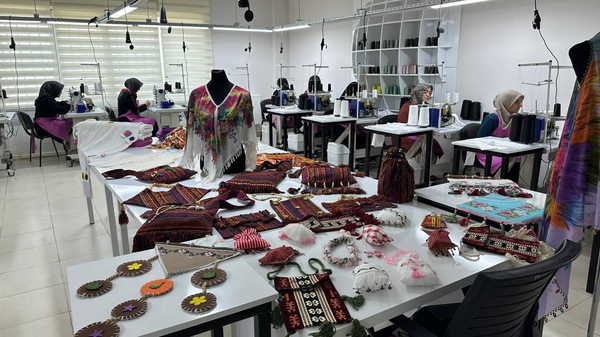 Üreten kadınlar yıl sonu sergisinde emeğini sergiliyor