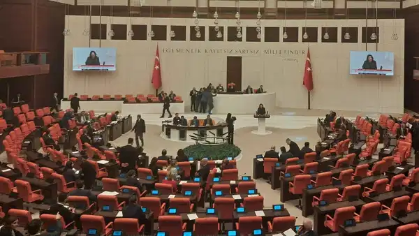 TBMM’de ‘yoklama’ krizi… Celal Adan’dan AKP sıralarına sert tepki: ‘Burada babanızın çocuğu yok, geleceksiniz’