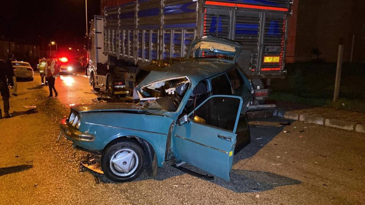 İki otomobil çarpıştı, biri TIR'a çarptı: 1’ağır, 4 yaralı