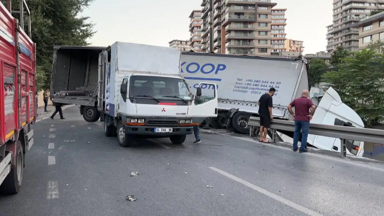 İstanbul'da TIR dere yatağına düştü: Yaralı var