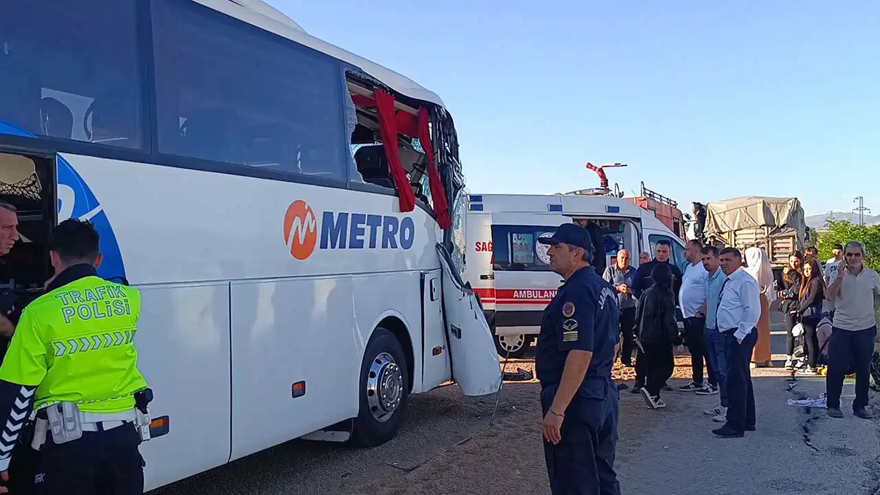 Yolcu otobüsü TIR'a çarptı: Çok sayıda yaralı var