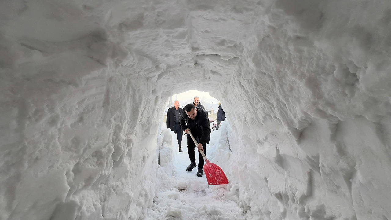 2 metre kar yağdı: Dükkanın önünü açmak için tünel açtı