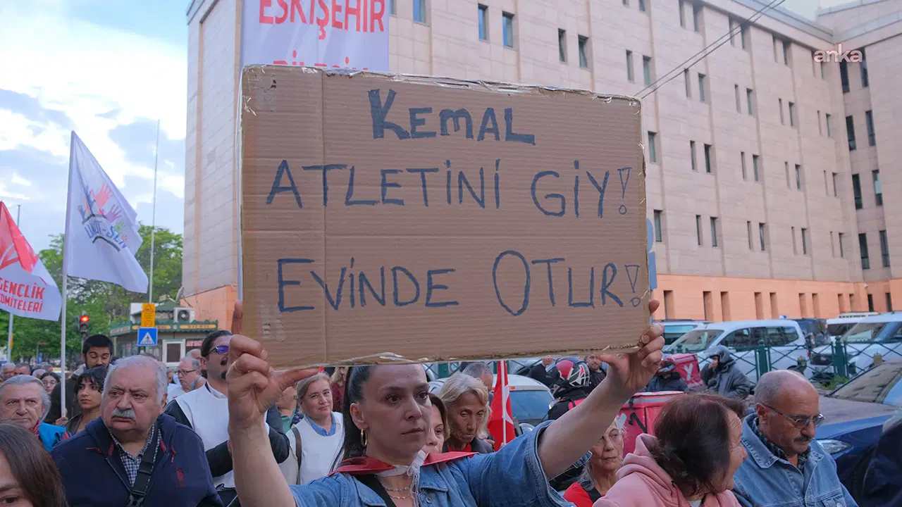Eskişehir'de 'butlan' kararını protesto eden yüzlerce kişi CHP İl Binası’na yürüdü: 'Halkımız için bu karar yok hükmünde'