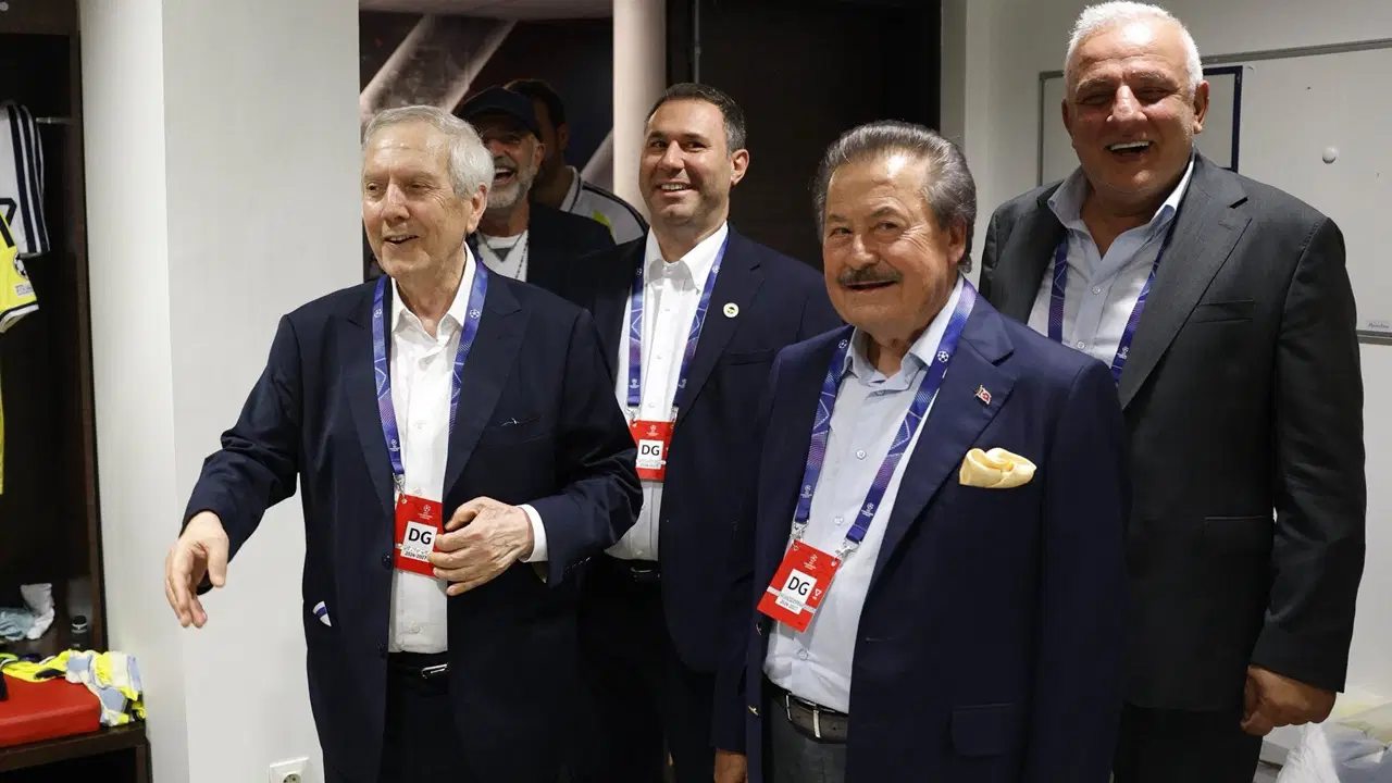 Aziz Yıldırım, Lyon maçı sonrası soyunma odasına indi: 'Tarihi bir başarı elde ettiniz'