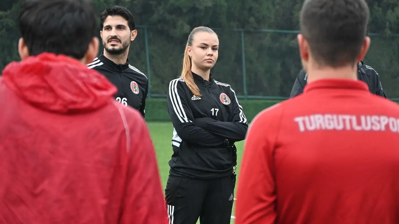 Zeynep Mestan sahaya indi: 7 Eylül Turgutlu 1984 sezonu açtı