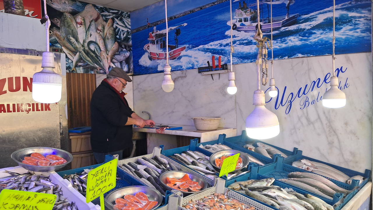 Hopalı balıkçılar, ramazan ayına rağmen satışların düşük olmasından yakındı: 'Vatandaşta alacak ne kudret ne de para var'