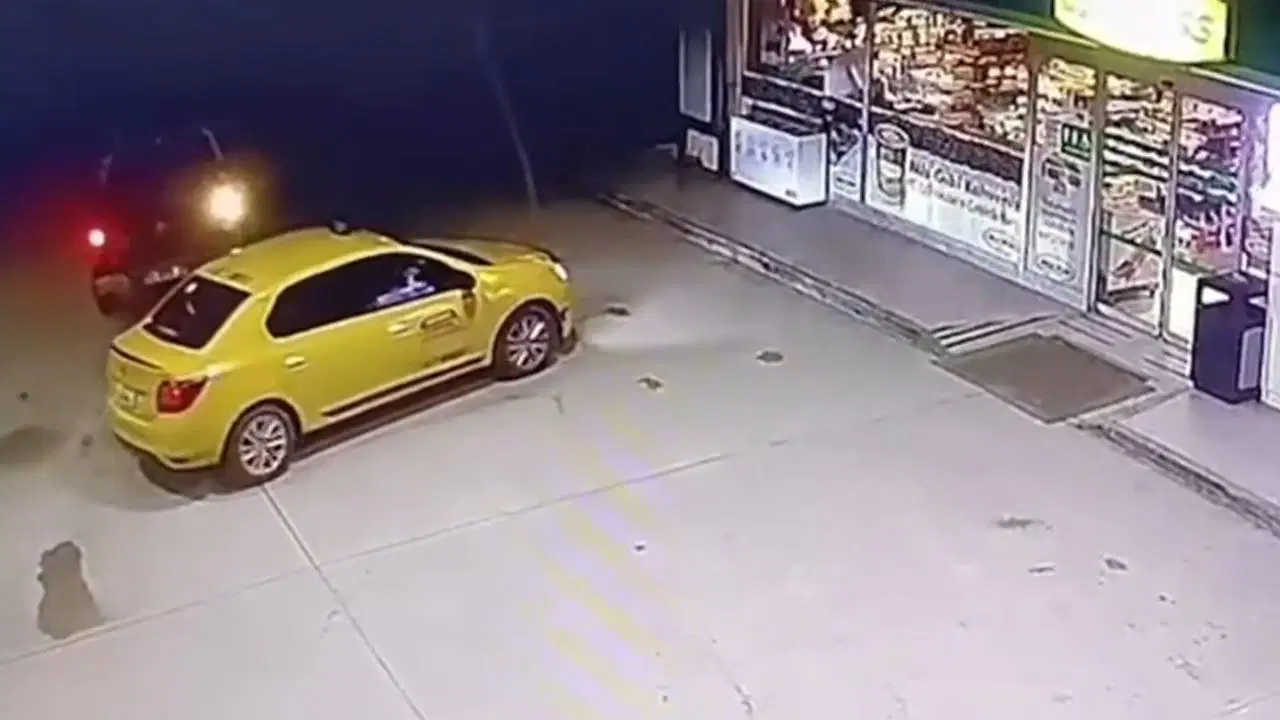 Kameralar kayıttaydı... Marketteki arkadaşının taksisini çaldı!