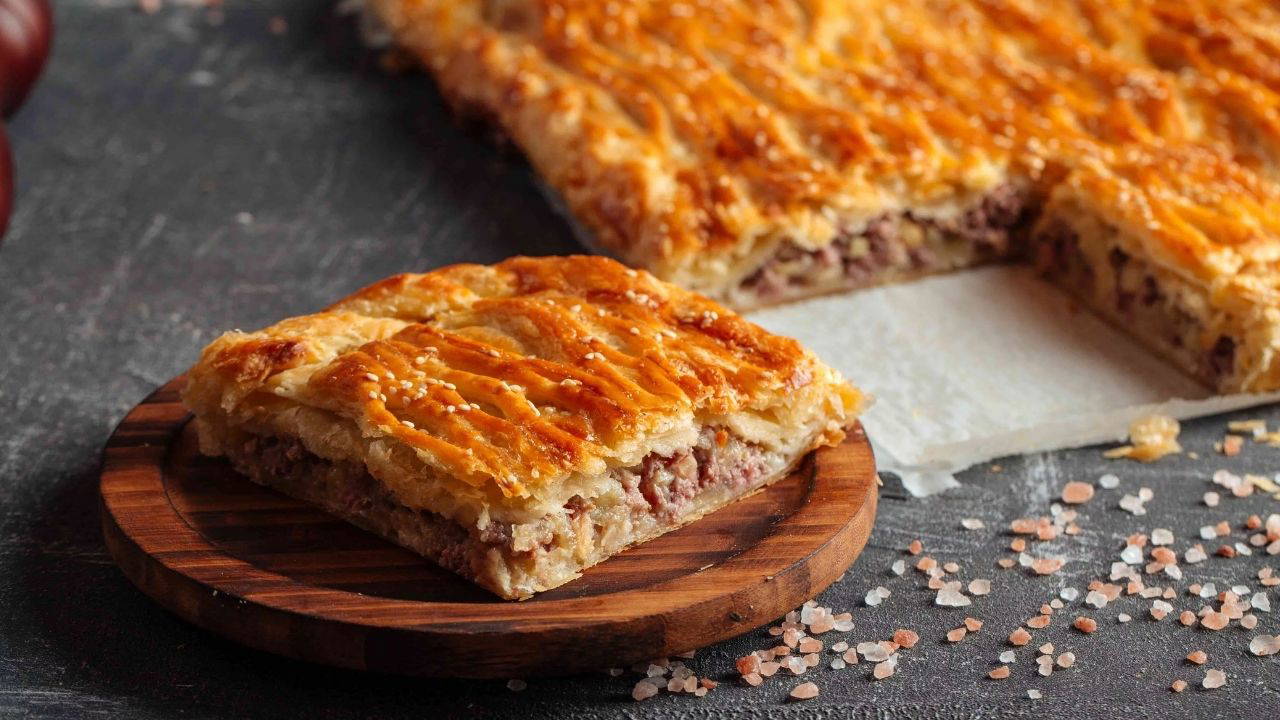 Akşam 5 çaylarının klasik lezzeti: Kıymalı ev böreği tarifi