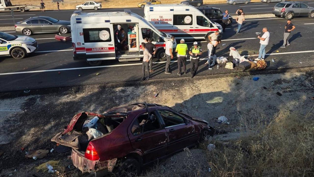 Feci kaza... Karşı şeride geçti, 2 otomobile çarptı: 1 ölü, 7 yaralı