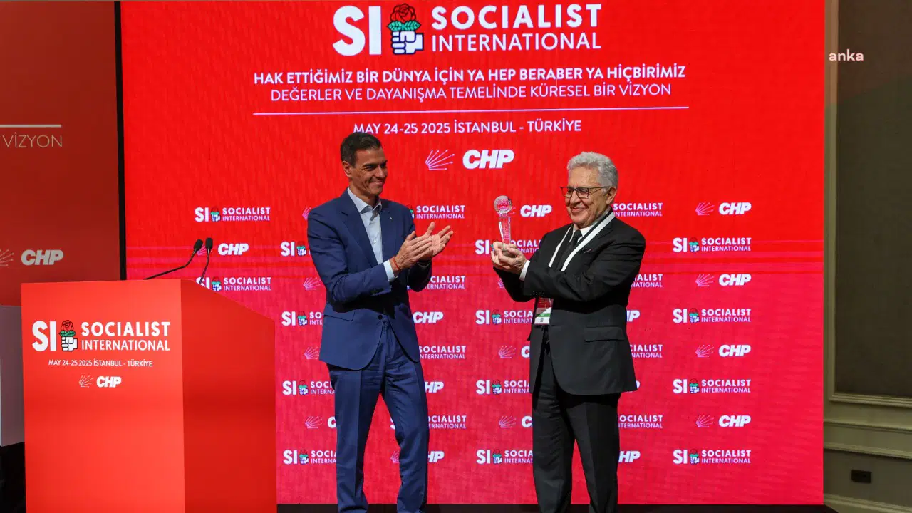 Sosyalist Enternasyonal'de Livaneli'ye ödül