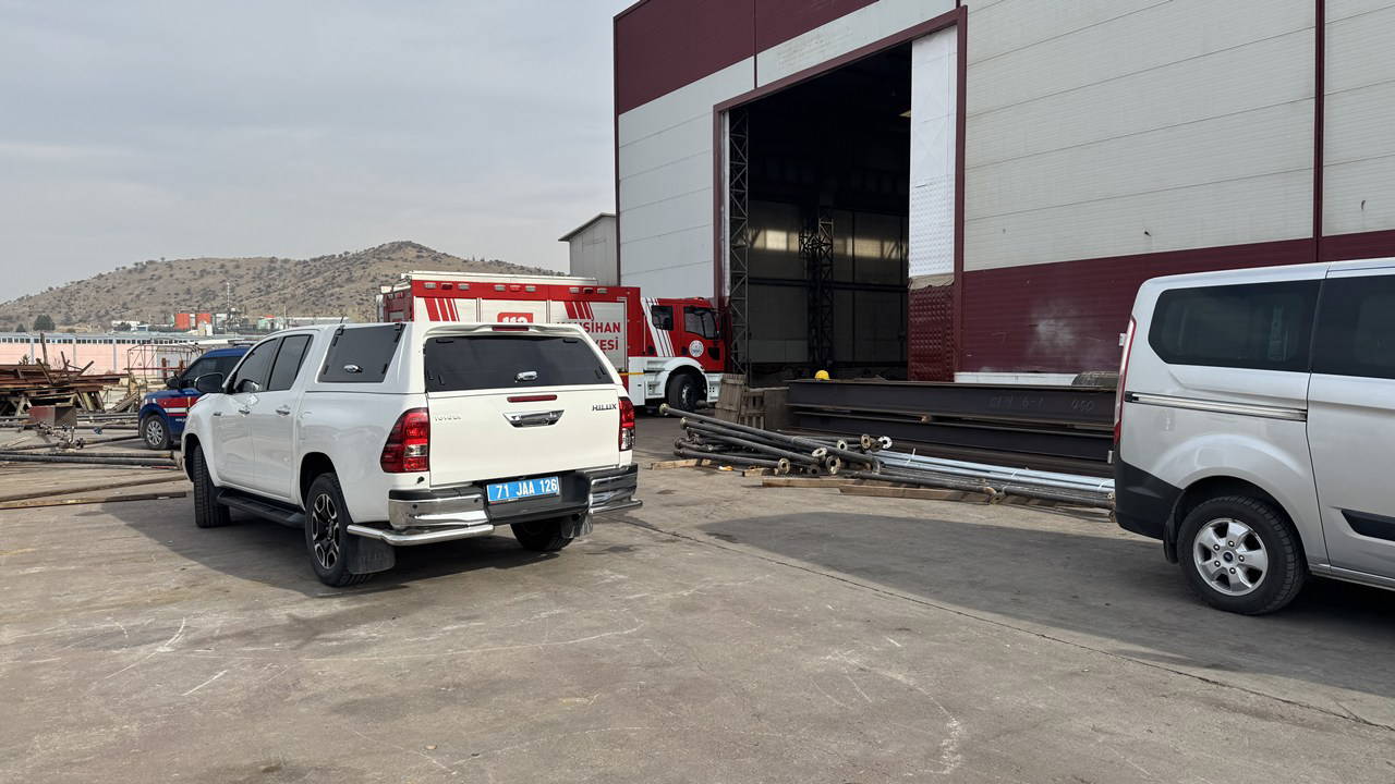 3 tonluk sacın altında kalarak can verdiler